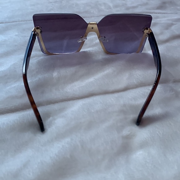 Big Tortoise-patterned Sunglasses - Picture 3 of 3